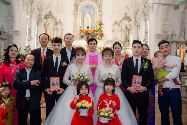 Cặp anh em song sinh tổ chức đám cưới cùng một ngày được dân mạng rần rần vỗ tay chúc phúc