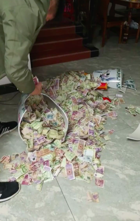 Con gái làm vỡ chiếc bình quý trong nhà, không ngờ vô tình lại làm lộ bí mật mà người cha giấu kín 13 năm nay Con gái làm vỡ chiếc bình quý trong nhà, không ngờ vô tình lại làm lộ bí mật mà người cha giấu kín 13 năm nay