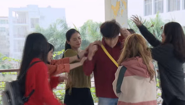 Nàng dâu order: Em trai Lan Phương gây choáng khi chăn gái cả đàn, làm shipper lại bị nhầm thành... giám đốc