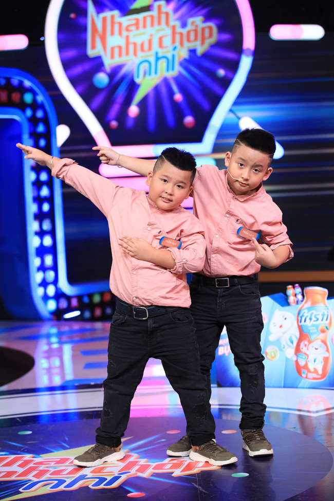 Nhanh như chớp nhí: Xuất hiện 2 cặp sinh đôi khác biệt đến mức khiến Trấn Thành trở tay không kịp