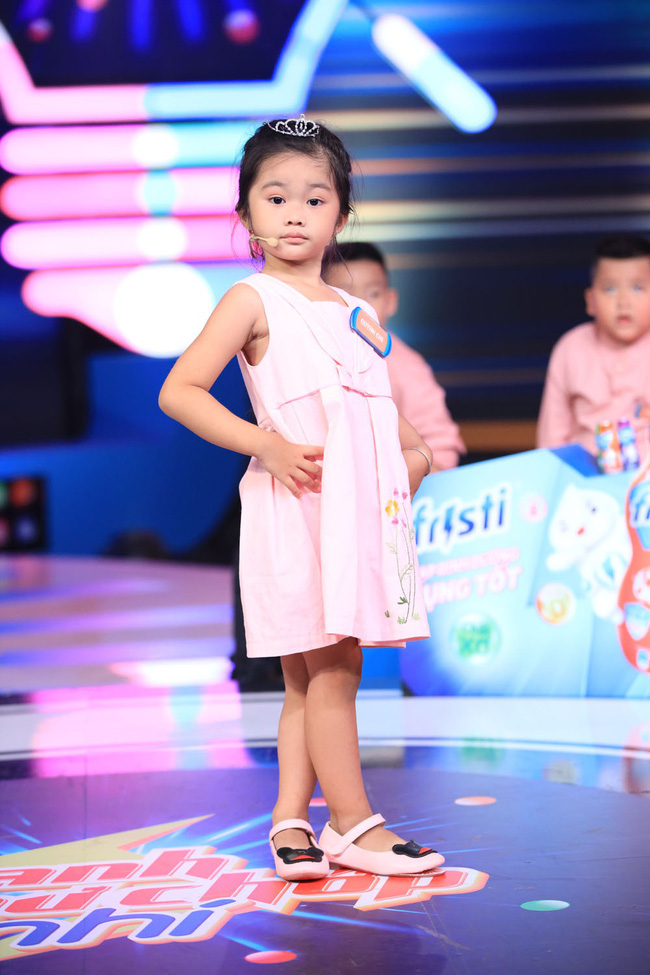 Nhanh như chớp nhí: Xuất hiện 2 cặp sinh đôi khác biệt đến mức khiến Trấn Thành trở tay không kịp