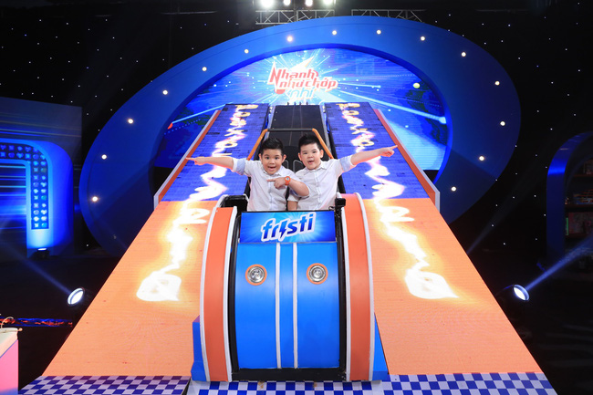 Nhanh như chớp nhí: Xuất hiện 2 cặp sinh đôi khác biệt đến mức khiến Trấn Thành trở tay không kịp