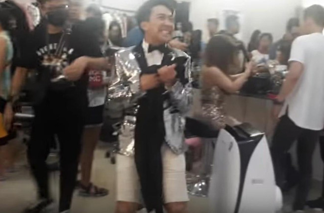 Trấn Thành xấu hổ vì gặp sự cố trang phục tế nhị khi quay gameshow