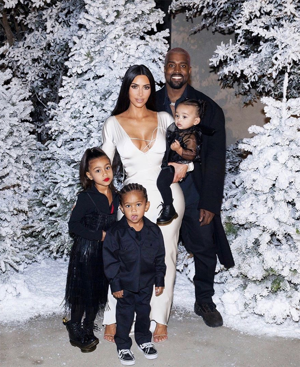 Con thứ tư của vợ chồng Kim Kardashian chào đời