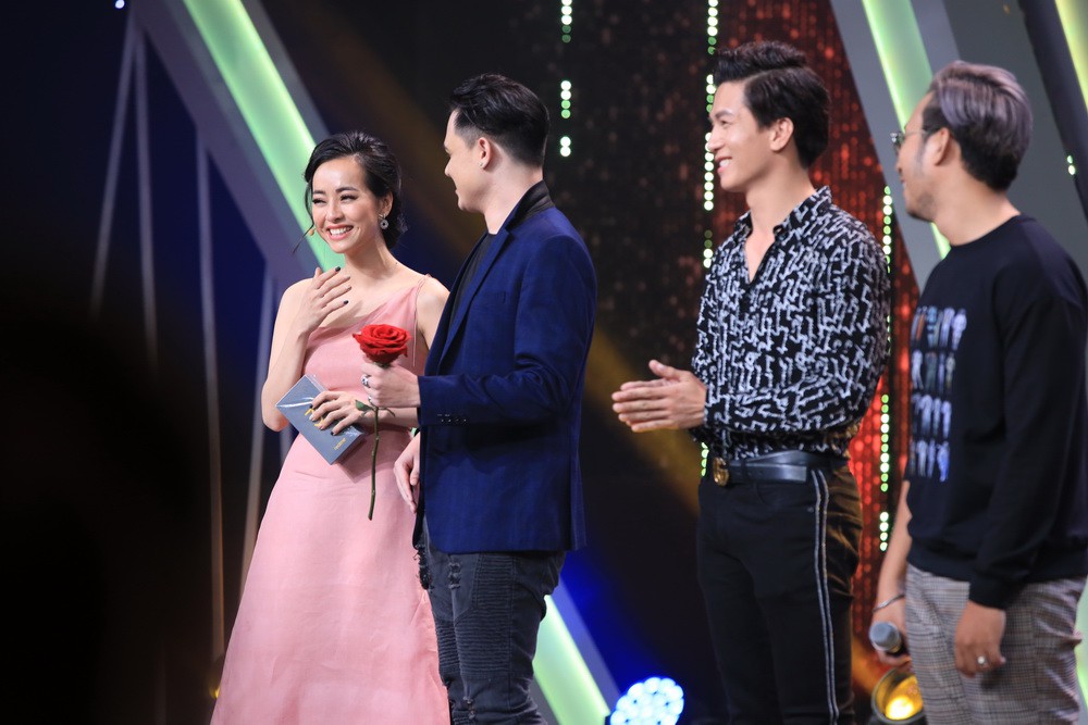 Người ấy là ai gây tranh cãi khi chàng trai bisexual dù có cảm xúc với nữ giới nhưng vẫn dính với màu Tím