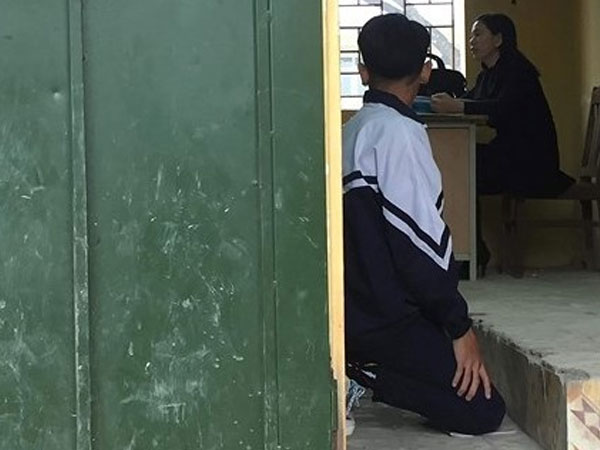Đình chỉ cô giáo Hà Nội bắt học sinh quỳ trước lớp