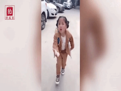 Hát nhép biểu cảm như thật và nhảy nhót điêu luyện, bé gái 7 tuổi đa tài khiến dân mạng cười không nhặt được mồm