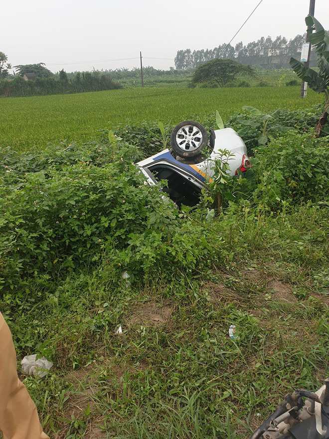 Cứu 2 vợ chồng từ chiếc taxi lật ngửa dưới ruộng, chia sẻ của người đàn ông còn gây bất ngờ hơn