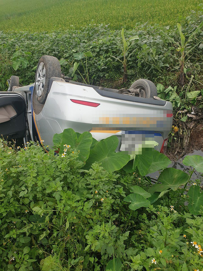 Cứu 2 vợ chồng từ chiếc taxi lật ngửa dưới ruộng, chia sẻ của người đàn ông còn gây bất ngờ hơn