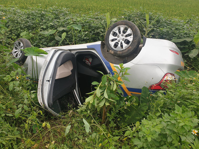 Cứu 2 vợ chồng từ chiếc taxi lật ngửa dưới ruộng, chia sẻ của người đàn ông còn gây bất ngờ hơn