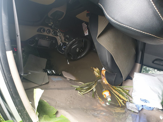 Cứu 2 vợ chồng từ chiếc taxi lật ngửa dưới ruộng, chia sẻ của người đàn ông còn gây bất ngờ hơn