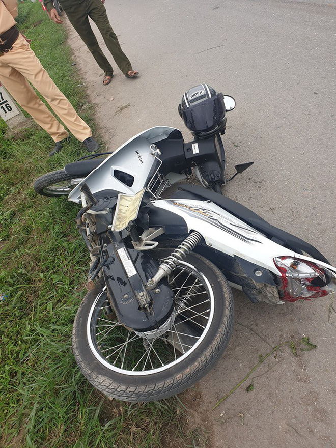 Cứu 2 vợ chồng từ chiếc taxi lật ngửa dưới ruộng, chia sẻ của người đàn ông còn gây bất ngờ hơn