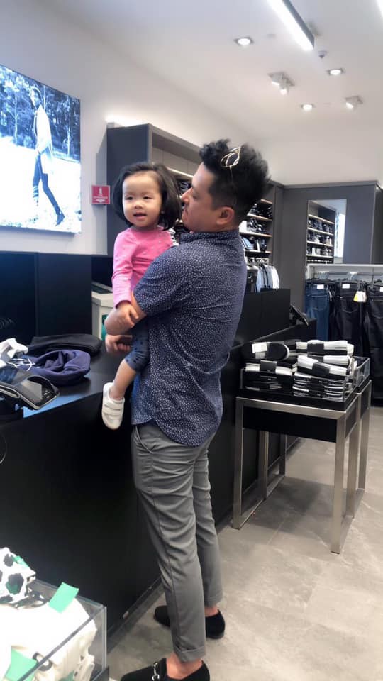 Vợ và người tình cũ lần lượt vào bênh vực khi Hoàng Anh Gạo nếp gạo tẻ bị cho là hết thời, phải bán hàng Online, làm trai bao để sống