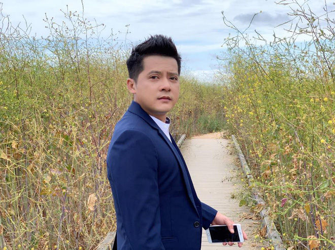 Vợ và người tình cũ lần lượt vào bênh vực khi Hoàng Anh Gạo nếp gạo tẻ bị cho là hết thời, phải bán hàng Online, làm trai bao để sống