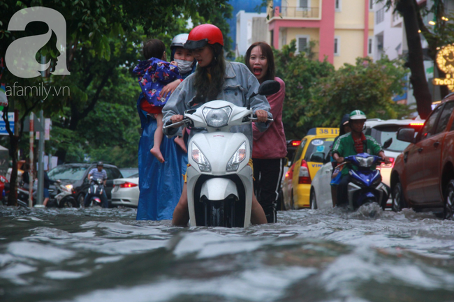 Khu nhà cao cấp Thảo Điền ngập như sông, người lớn hì hục đẩy xe chết máy, trẻ nhỏ ướt sũng sau giờ tan học