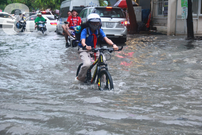 Khu nhà cao cấp Thảo Điền ngập như sông, người lớn hì hục đẩy xe chết máy, trẻ nhỏ ướt sũng sau giờ tan học