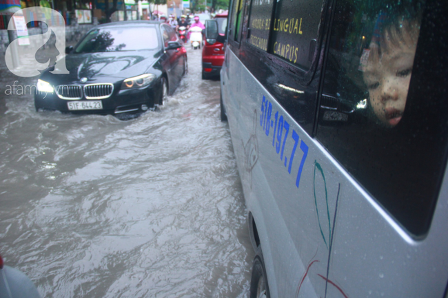 Khu nhà cao cấp Thảo Điền ngập như sông, người lớn hì hục đẩy xe chết máy, trẻ nhỏ ướt sũng sau giờ tan học