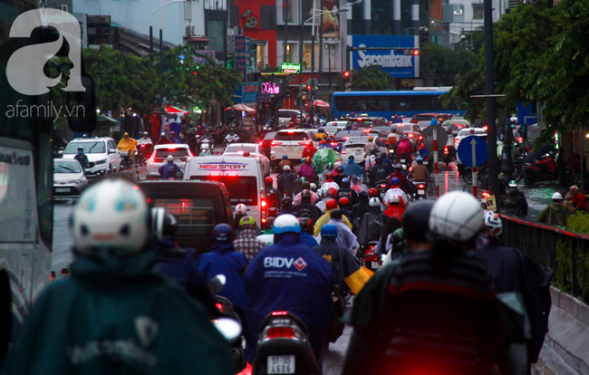 Khu nhà cao cấp Thảo Điền ngập như sông, người lớn hì hục đẩy xe chết máy, trẻ nhỏ ướt sũng sau giờ tan học