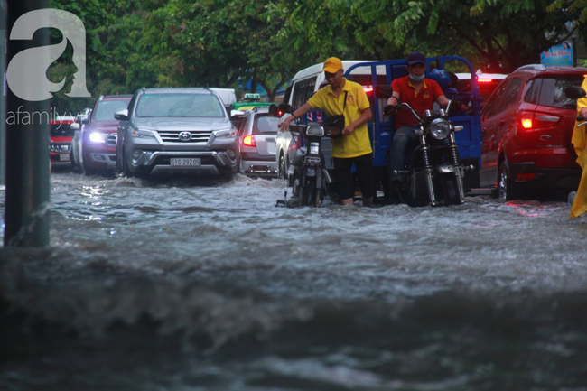 Khu nhà cao cấp Thảo Điền ngập như sông, người lớn hì hục đẩy xe chết máy, trẻ nhỏ ướt sũng sau giờ tan học