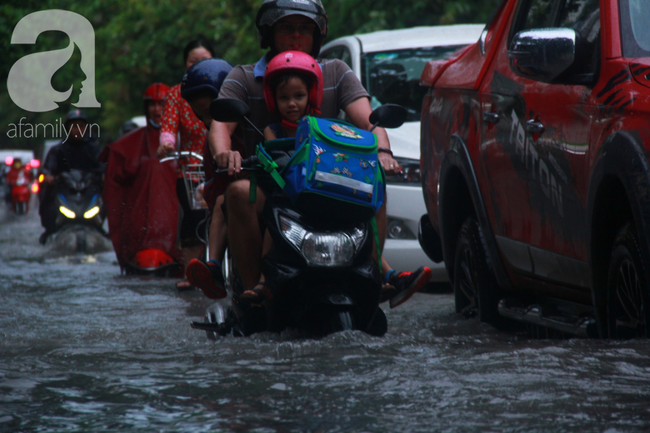 Khu nhà cao cấp Thảo Điền ngập như sông, người lớn hì hục đẩy xe chết máy, trẻ nhỏ ướt sũng sau giờ tan học