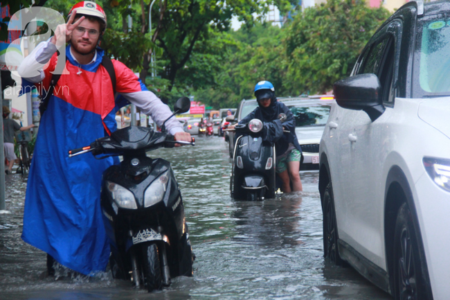 Khu nhà cao cấp Thảo Điền ngập như sông, người lớn hì hục đẩy xe chết máy, trẻ nhỏ ướt sũng sau giờ tan học