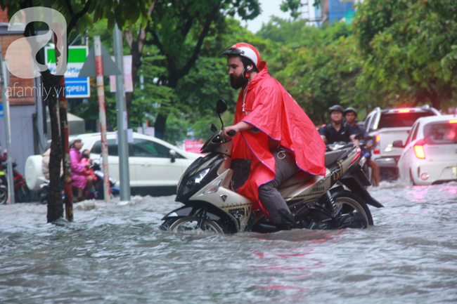 Khu nhà cao cấp Thảo Điền ngập như sông, người lớn hì hục đẩy xe chết máy, trẻ nhỏ ướt sũng sau giờ tan học