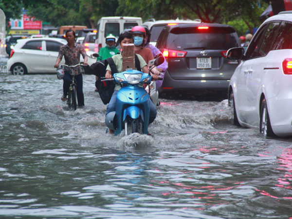 Khu nhà cao cấp Thảo Điền ngập như sông, người lớn hì hục đẩy xe chết máy, trẻ nhỏ ướt sũng sau giờ tan học