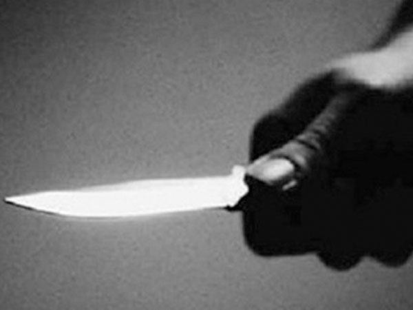 Đang âu yếm bất ngờ dùng dao rạch mặt người tình