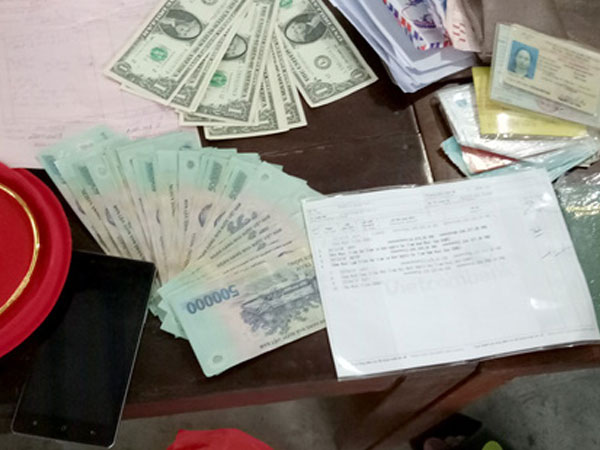 Cặp vợ chồng nghèo trả lại hơn 100 triệu đồng nhặt được