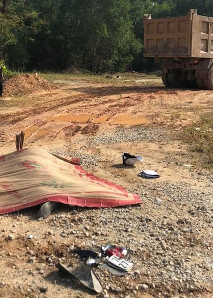 Xe ben kéo lê xe máy kinh hoàng, 2 người thương vong