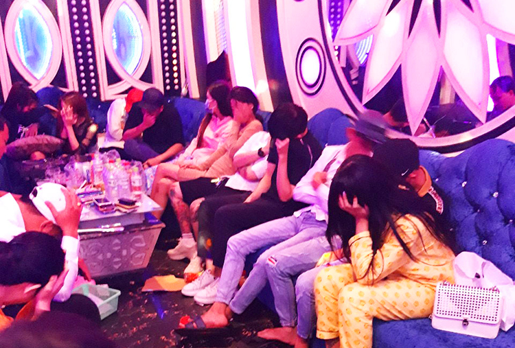 70 nam nữ phê ma túy trong quán karaoke ở miền Tây
