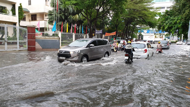 Sài Gòn mưa lớn, nhiều tuyến đường bị ngập
