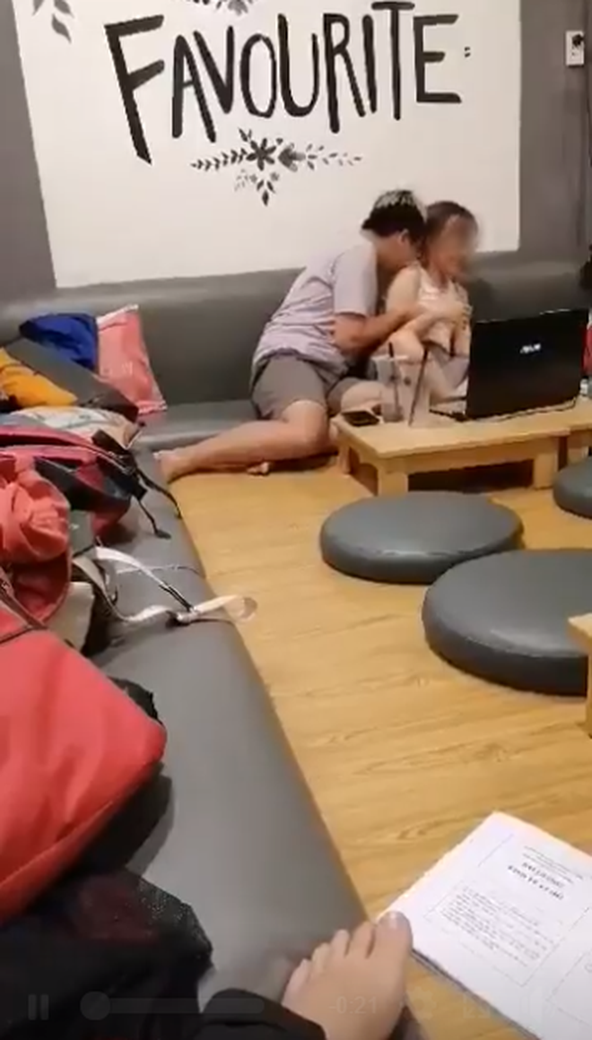 Sốc: Thêm một cặp đôi trùm áo khoác để làm chuyện nhạy cảm ngay tại quán trà sữa