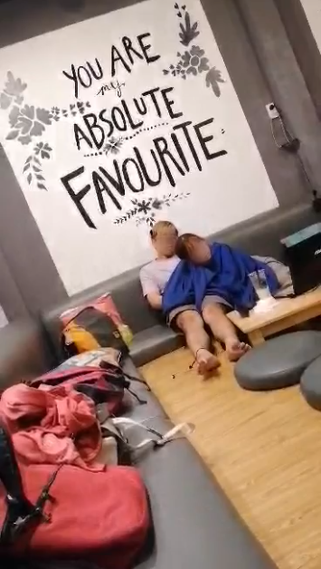 Sốc: Thêm một cặp đôi trùm áo khoác để làm chuyện nhạy cảm ngay tại quán trà sữa