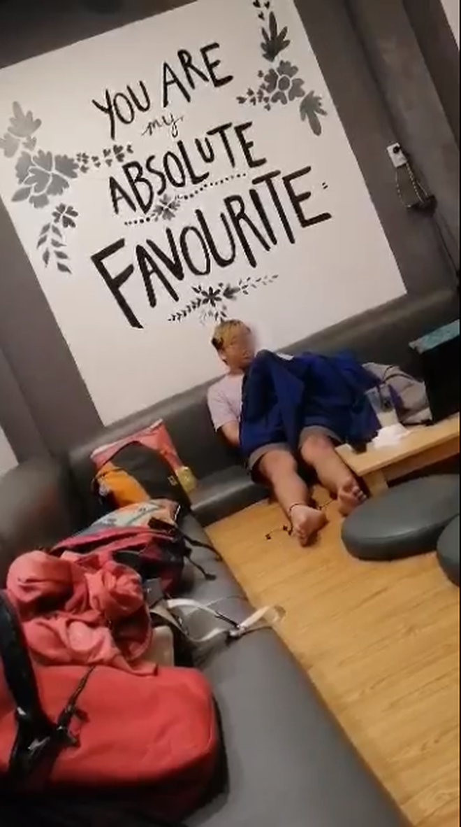 Sốc: Thêm một cặp đôi trùm áo khoác để làm chuyện nhạy cảm ngay tại quán trà sữa