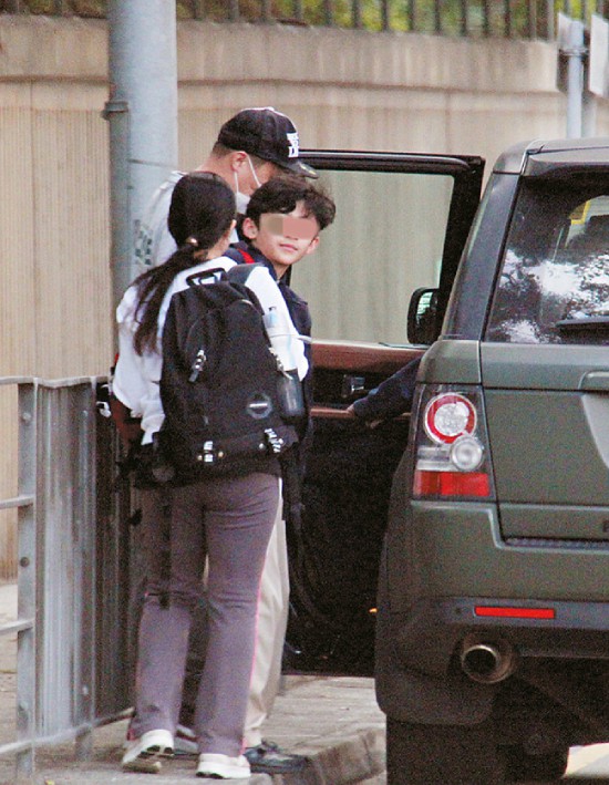 Con trai đầu của Trương Bá Chi lớn phổng phao, thần thái rất giống ông bố nổi tiếng Tạ Đình Phong