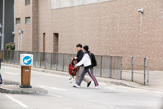 Con trai đầu của Trương Bá Chi lớn phổng phao, thần thái rất giống ông bố nổi tiếng Tạ Đình Phong