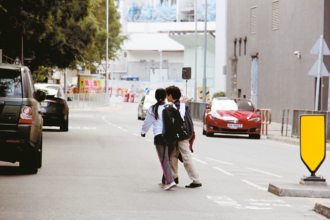 Con trai đầu của Trương Bá Chi lớn phổng phao, thần thái rất giống ông bố nổi tiếng Tạ Đình Phong