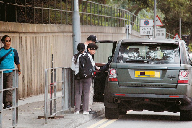 Con trai đầu của Trương Bá Chi lớn phổng phao, thần thái rất giống ông bố nổi tiếng Tạ Đình Phong