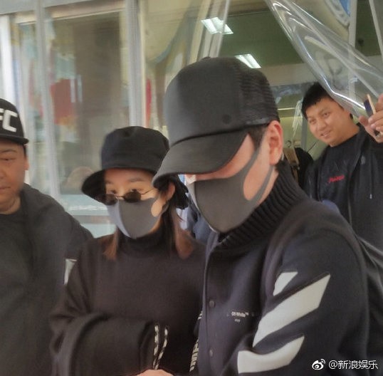 Tại sao Triệu Lệ Dĩnh không tậu nhà lầu xe hơi cho bố mẹ dù sở hữu tài sản hàng trăm tỷ?