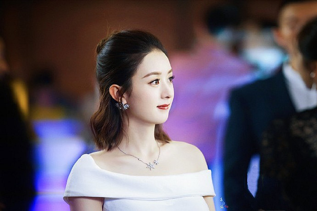 Tại sao Triệu Lệ Dĩnh không tậu nhà lầu xe hơi cho bố mẹ dù sở hữu tài sản hàng trăm tỷ?