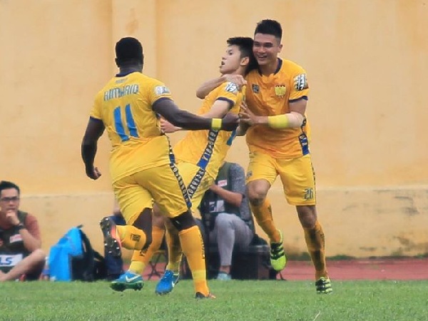 Đình Trọng nhận thẻ đỏ, Thanh Hóa đánh bại Hà Nội với tỉ số không tưởng