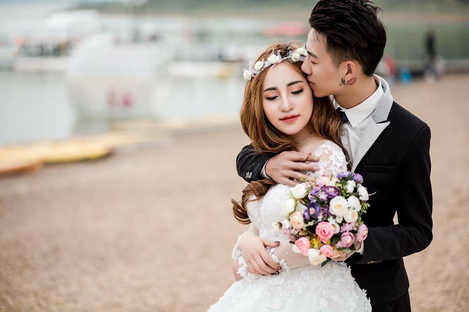 Thâm cung bí sử đáng hờn của gia đình anh chồng khủng bố vợ bằng cách tặng hết ô tô tiền tỷ lại đến lợn đất 400 triệu