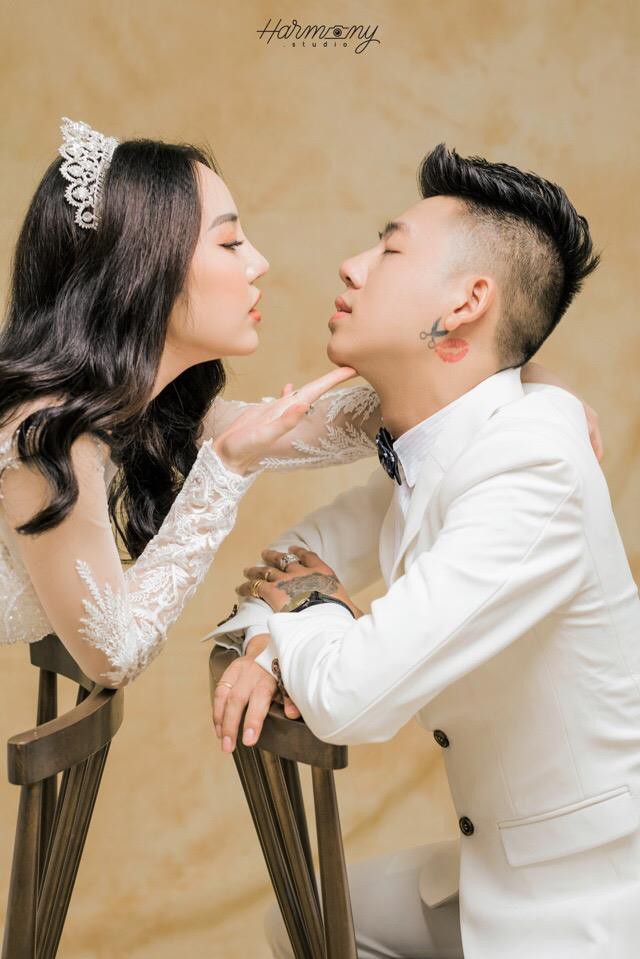 Thâm cung bí sử đáng hờn của gia đình anh chồng khủng bố vợ bằng cách tặng hết ô tô tiền tỷ lại đến lợn đất 400 triệu