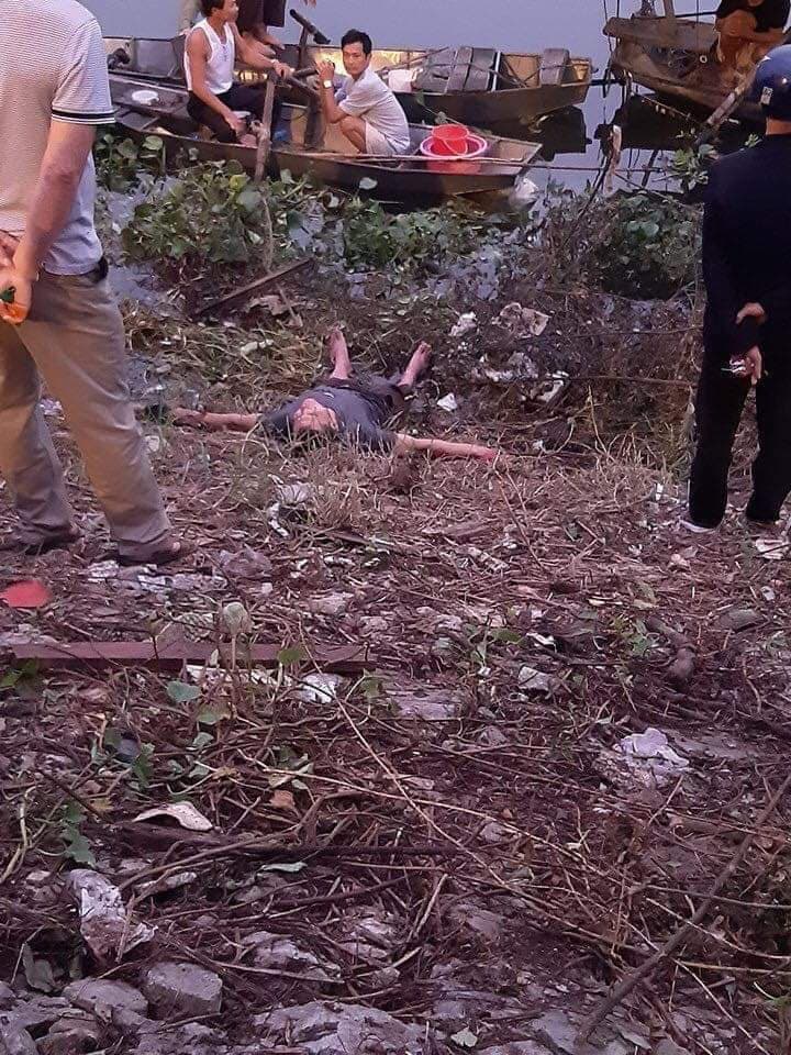 Táo tợn cướp xe ben, đâm đổ lan can cầu lao xuống sông khi tháo chạy