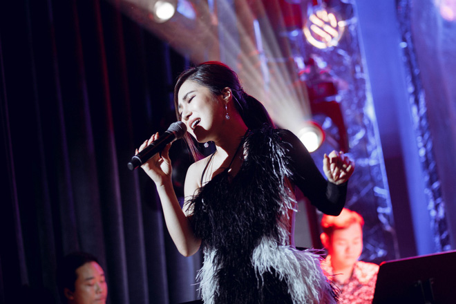 Hương Tràm đổ bệnh, phải tiêm kháng sinh để hát và bật khóc trong show diễn cuối cùng