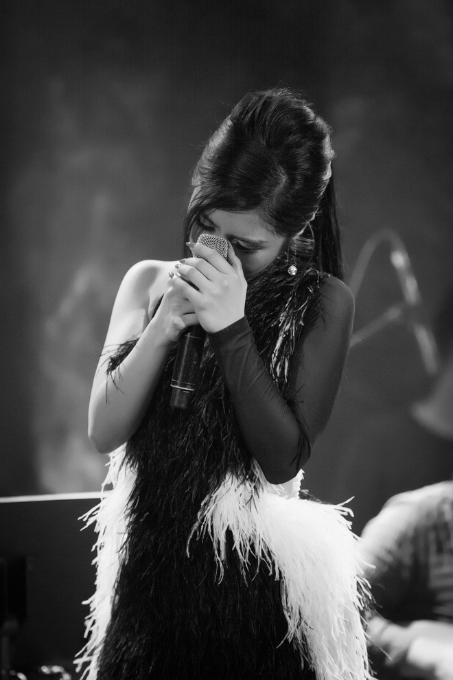 Hương Tràm đổ bệnh, phải tiêm kháng sinh để hát và bật khóc trong show diễn cuối cùng