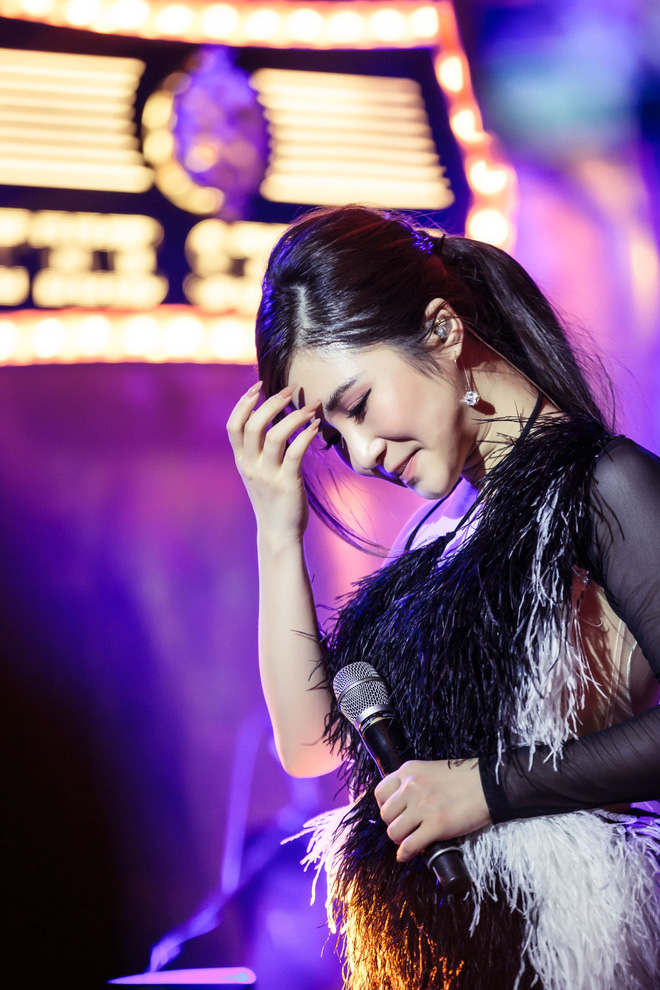 Hương Tràm đổ bệnh, phải tiêm kháng sinh để hát và bật khóc trong show diễn cuối cùng