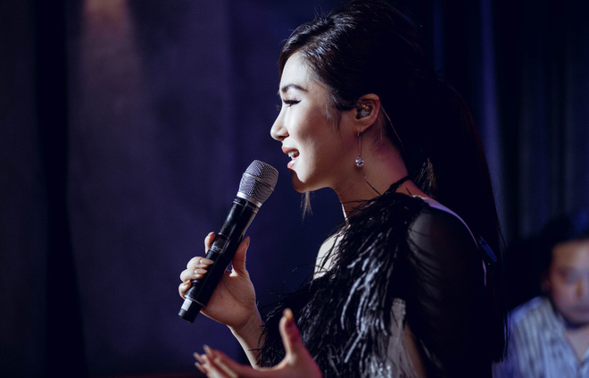 Hương Tràm đổ bệnh, phải tiêm kháng sinh để hát và bật khóc trong show diễn cuối cùng