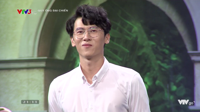 Quý ông đại chiến: Hương Giang nằm dài ra sân khấu, mê trai bất chấp